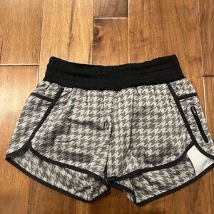 Lululemon tracker short in gray houndstooth size 10